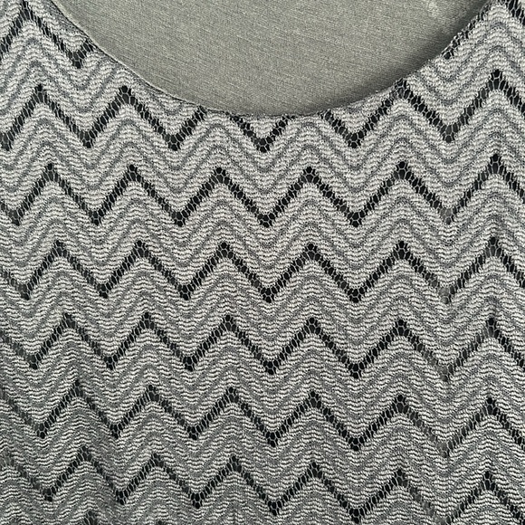 Banana Republic Knit Chevron pattern layered tank L in excellent condition. - Picture 2 of 7
